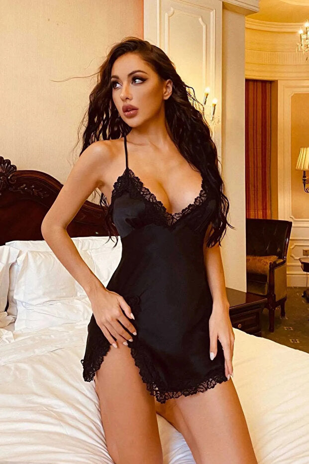 Siyah Dantelli Yırtmaçlı Saten Gecelik